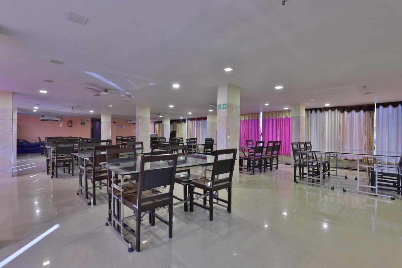Oyo 24833 Hotel Silver Daman Exterior photo